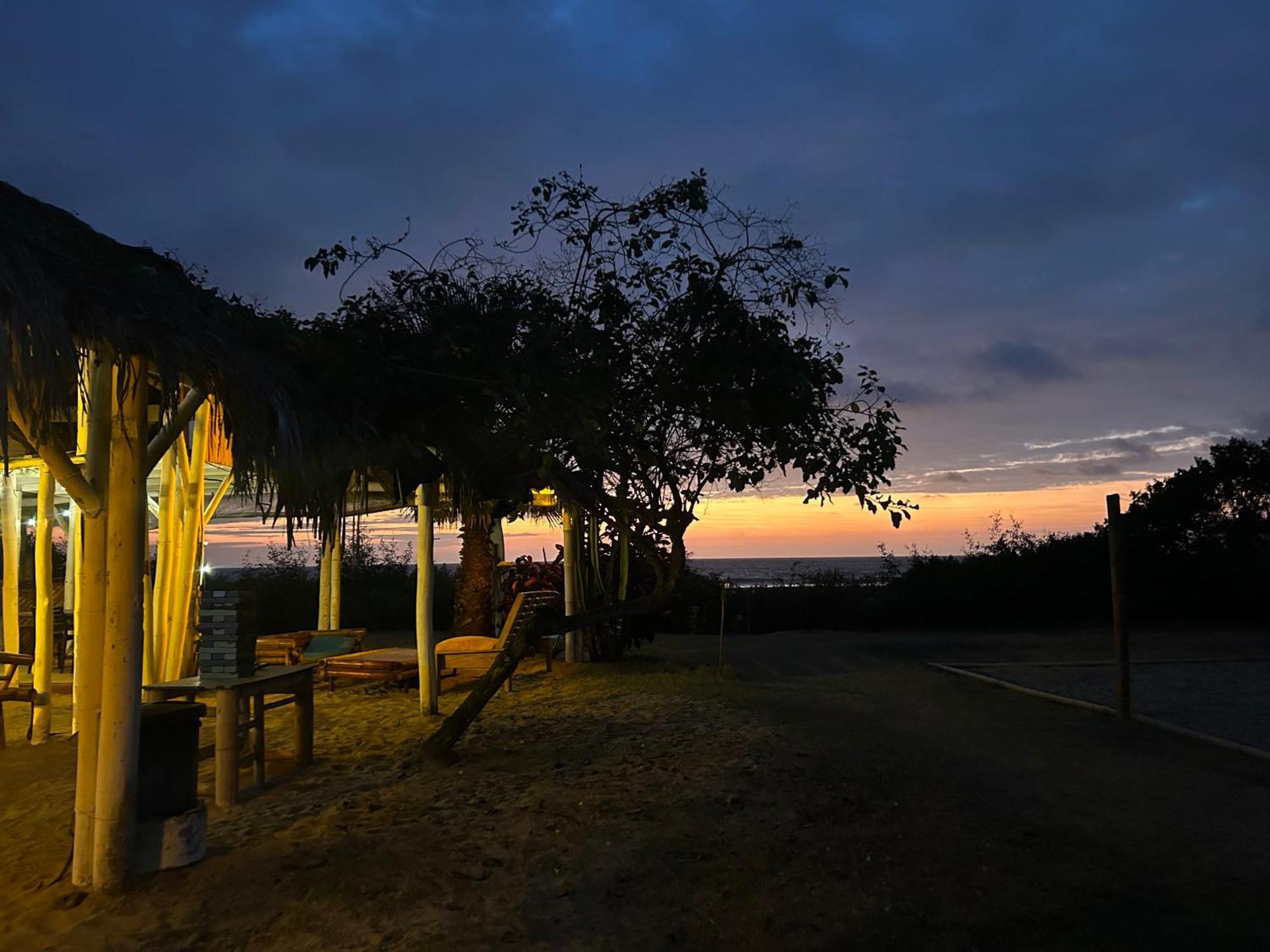 Kamala Surf & Backpacker Hostel Montañita Buitenkant foto